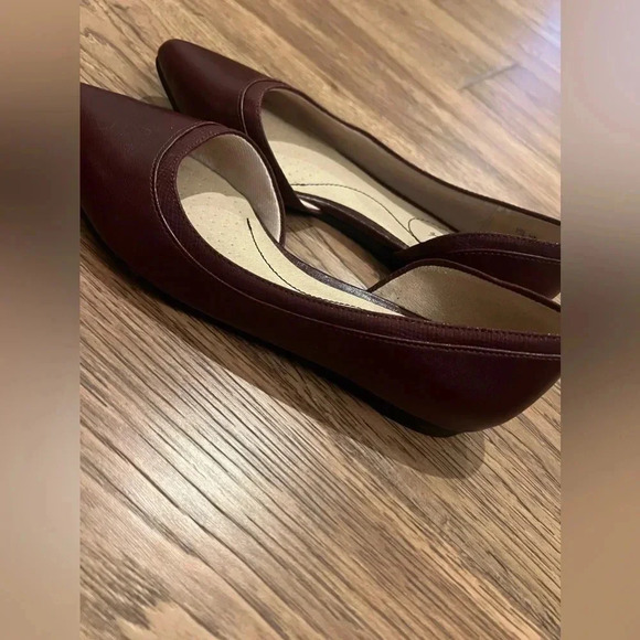 Life Stride Soft System Size 5.5 Ballet Flats Burgundy Cut Out Sides Pointed Toe - Picture 2 of 6